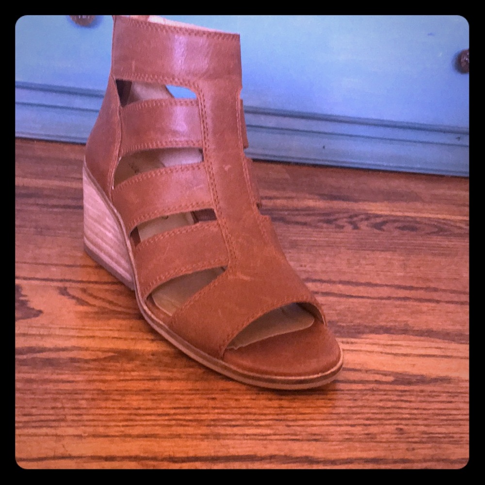 Lucky tan wedges